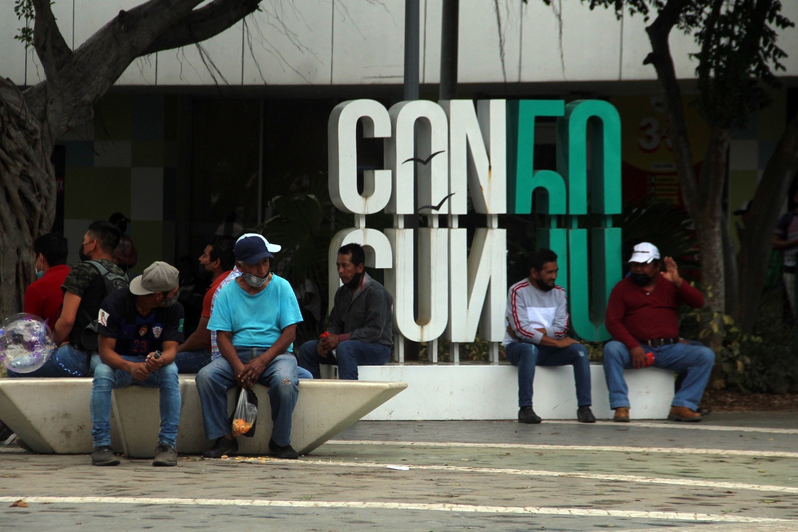 Oficiales de Cancún los obligan a retirarse con amenazas de detenerlos; ellos sólo quieren ganarse “unos pesos” para su sustento Oficiales de Cancún los obligan a retirarse con amenazas de detenerlos; ellos sólo quieren ganarse “unos pesos” para su sustento