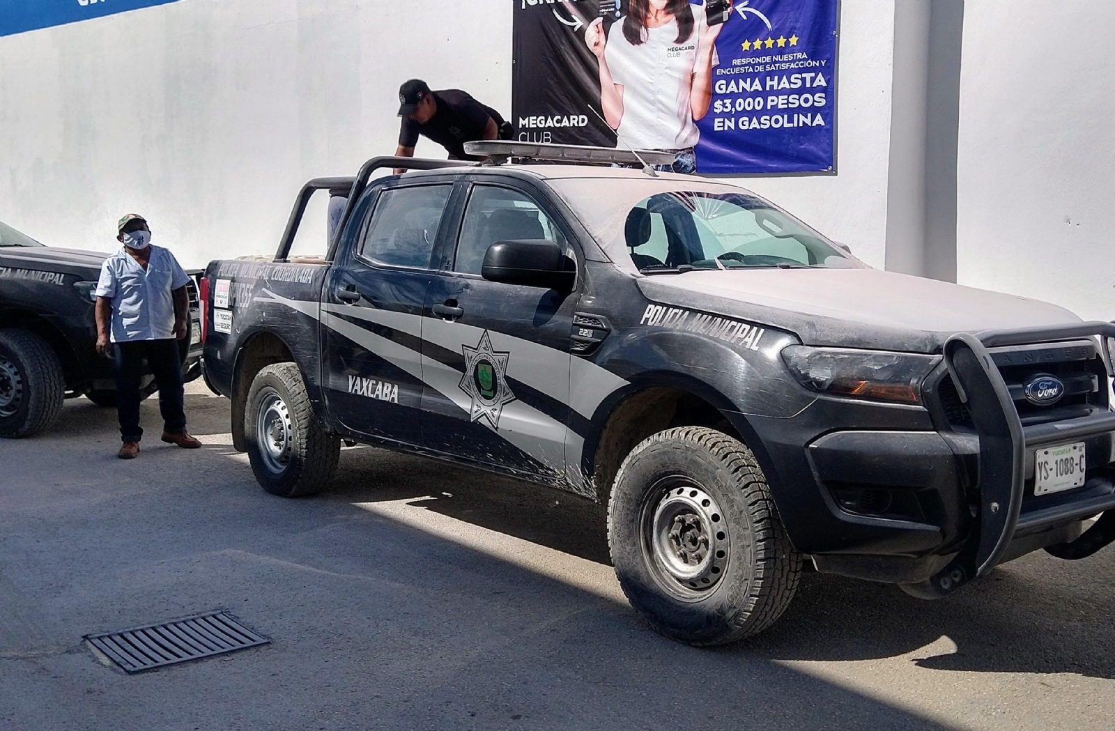 Mediante un comunicado el Ayuntamiento de Yaxcabá afirma haber dado de baja al elemento que aparece con una cerveza en la mano Mediante un comunicado el Ayuntamiento de Yaxcabá afirma haber dado de baja al elemento que aparece con una cerveza en la mano