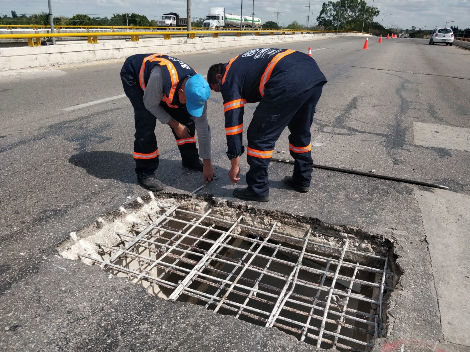 Dicho carril está cerrado a la circulación y de no presentarse contratiempos, hoy mismo vaciarán el concreto asfáltico