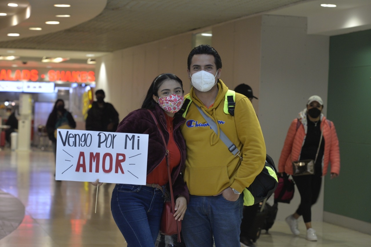 La pareja vivió un momento romántico en el aeropuerto de Mérida La pareja vivió un momento romántico en el aeropuerto de Mérida