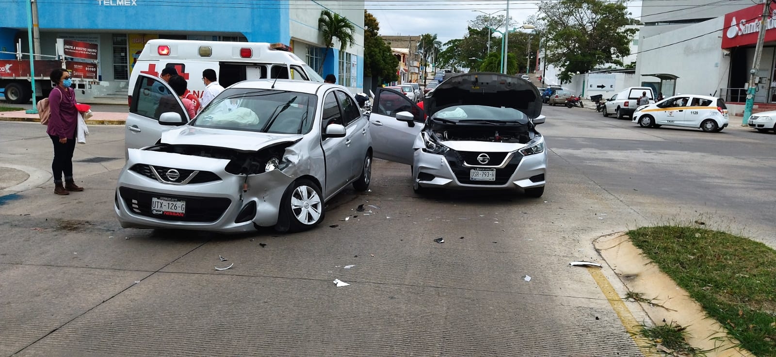 Producto del impacto resultó lesionada una mujer de la tercera edad quien viajaba como copiloto en el automóvil Producto del impacto resultó lesionada una mujer de la tercera edad quien viajaba como copiloto en el automóvil