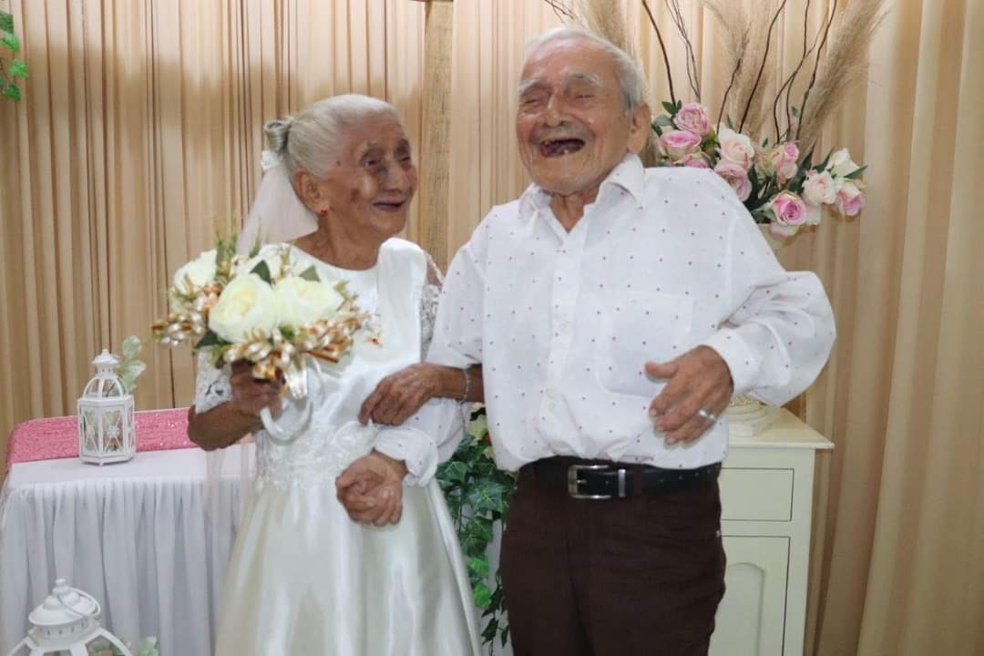 Ataviada con su traje de novia, Doña Lucía le dio el “sí” a don Eustacio Ataviada con su traje de novia, Doña Lucía le dio el “sí” a don Eustacio