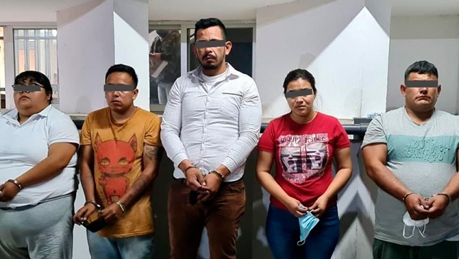 Dos personas intentaron detener la acción de los elementos judiciales, por lo que también fueron detenidos