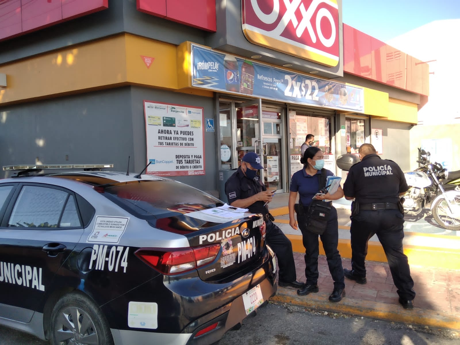 Al lugar llegaron elementos de la Policía Municipal de Ciudad del Carmen, quienes se entrevistaron con los afectados Al lugar llegaron elementos de la Policía Municipal de Ciudad del Carmen, quienes se entrevistaron con los afectados