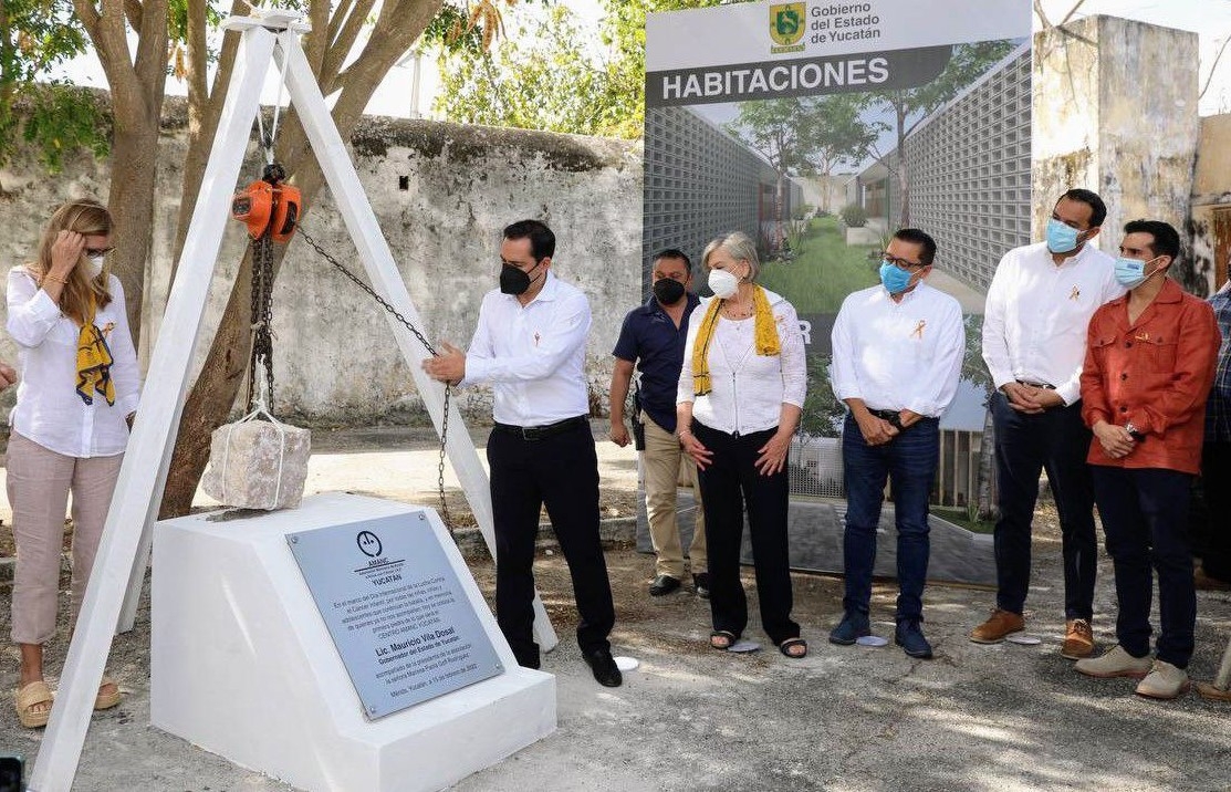 El gobernador ayudó a poner la primera piedra del recinto El gobernador ayudó a poner la primera piedra del recinto