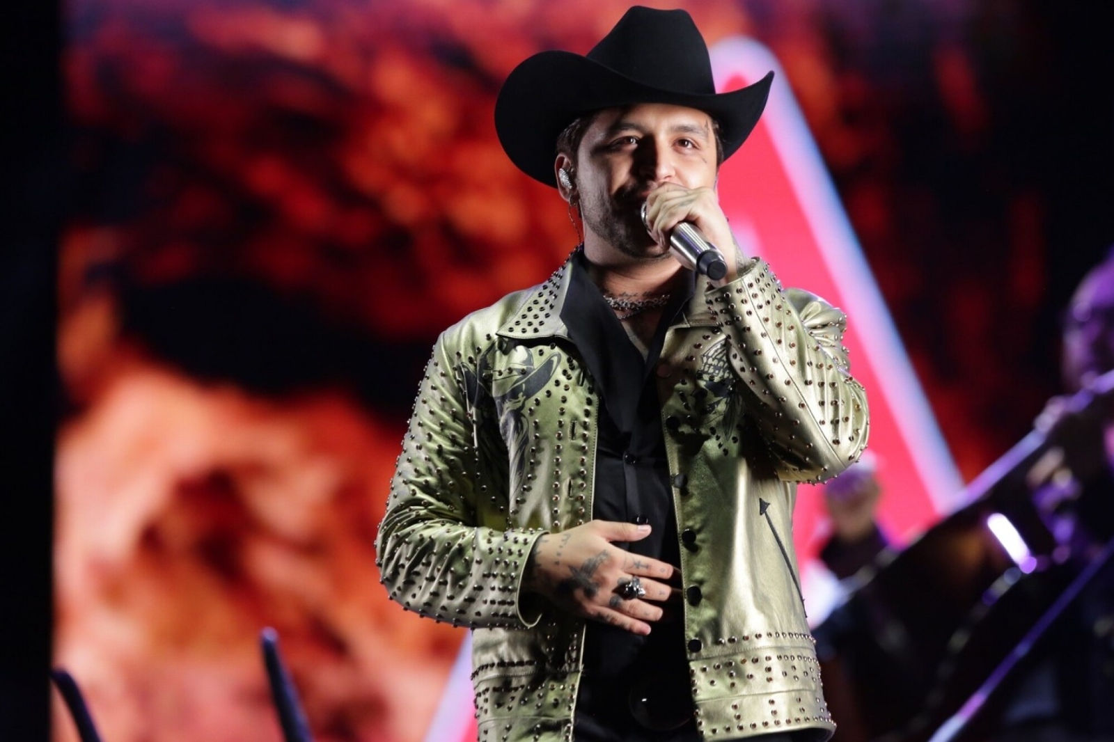 Christian Nodal causó revuelo en redes sociales al aparecer en público sin los tatuajes que se hizo en honor a su entonces prometida, Belinda
