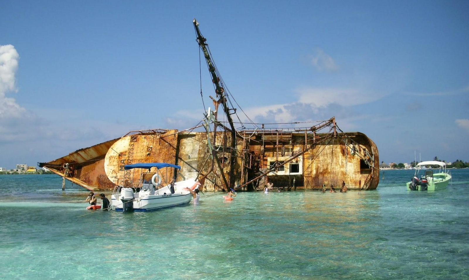 Una de las embarcaciones encalladas en Isla Mujeres obstruye el tráfico marítimo la zona perteneciente a la ínsula