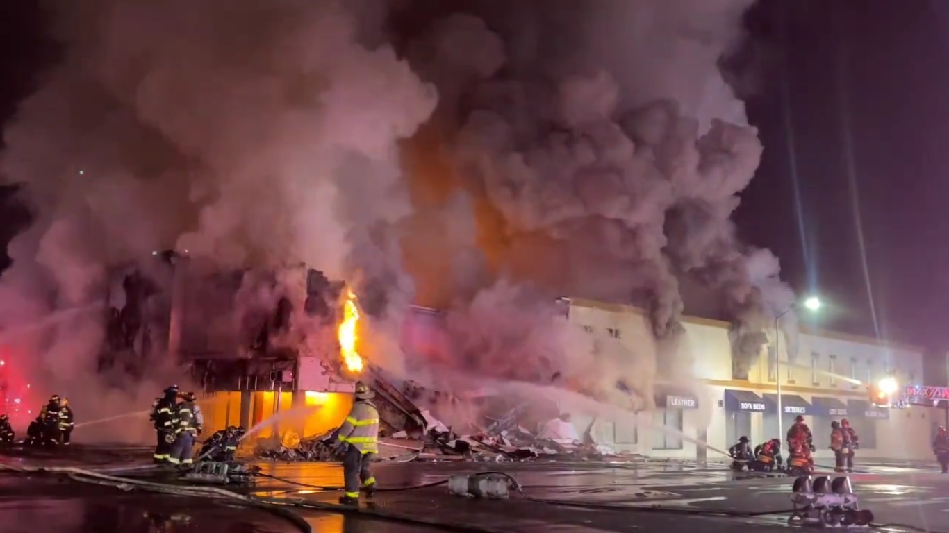 El camión cisterna impactó contra un edificio comercial y volcó, vertiendo unos nueve mil galones de combustible