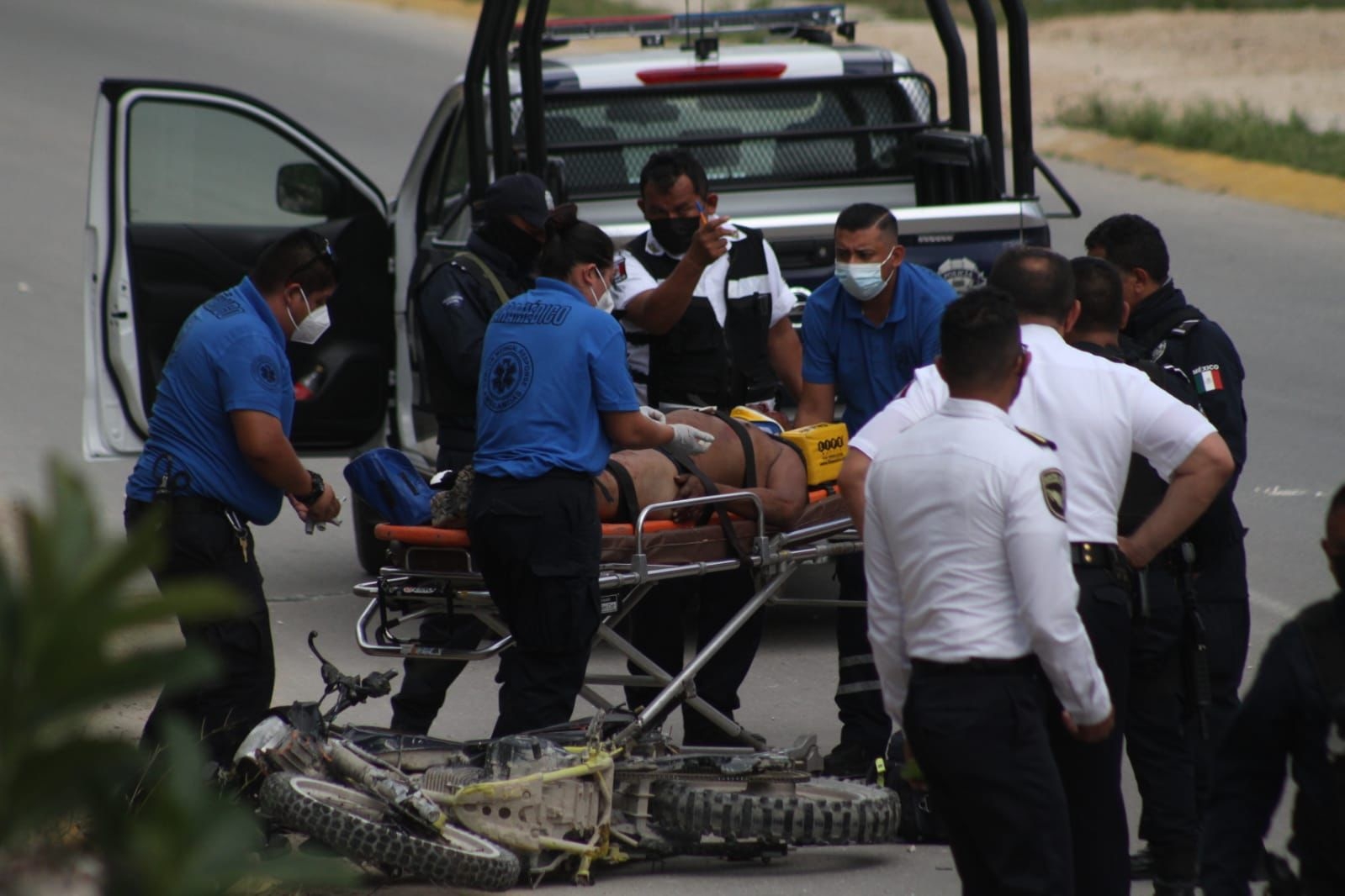 El herido tras el accidente de moto en la Avenida Paseo Kuzamil en Cancún fue atendido por paramédicos privados El herido tras el accidente de moto en la Avenida Paseo Kuzamil en Cancún fue atendido por paramédicos privados