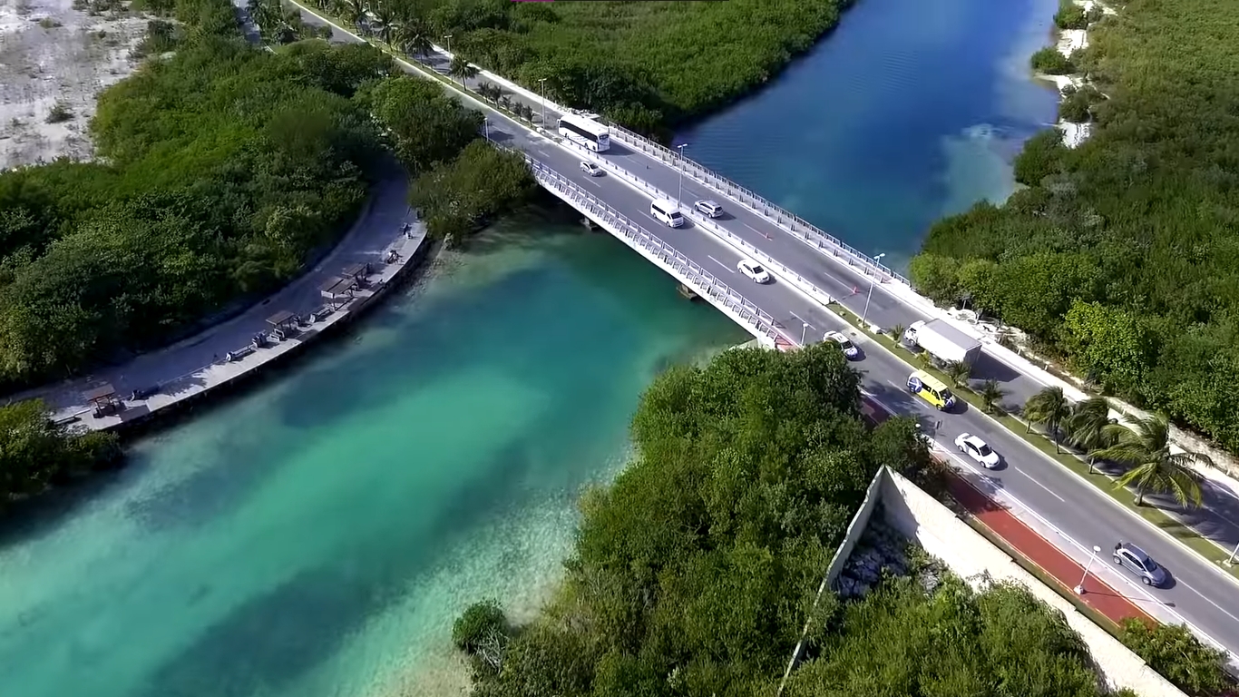 El Mirador Río Nizuc en Cancún se localiza cerca de salida de la zona hotelera, rumbo al aeropuerto internacional