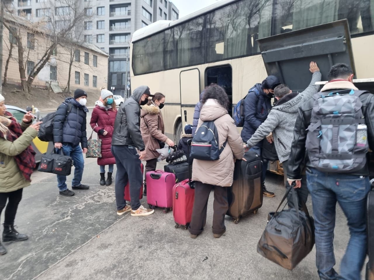 32 hombres y mujeres fueron trasladadas al sur de Ucrania. Foto: SRE
