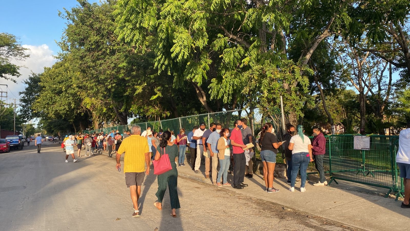 Amas de casa y trabajadores hacían fila para ser los primeros en recibir la tercera dosis anticovid de 40 a 49 años en Cancún Amas de casa y trabajadores hacían fila para ser los primeros en recibir la tercera dosis anticovid de 40 a 49 años en Cancún
