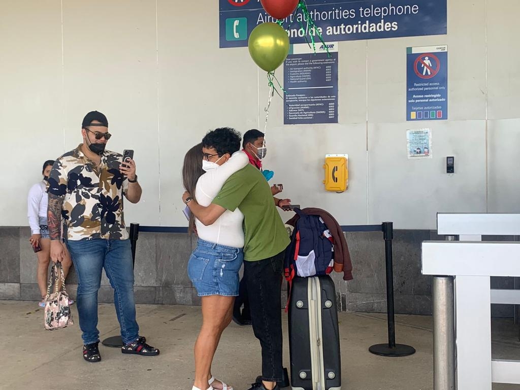 Entre lágrimas, venezolano se reencuentra con su mamá en Cancún