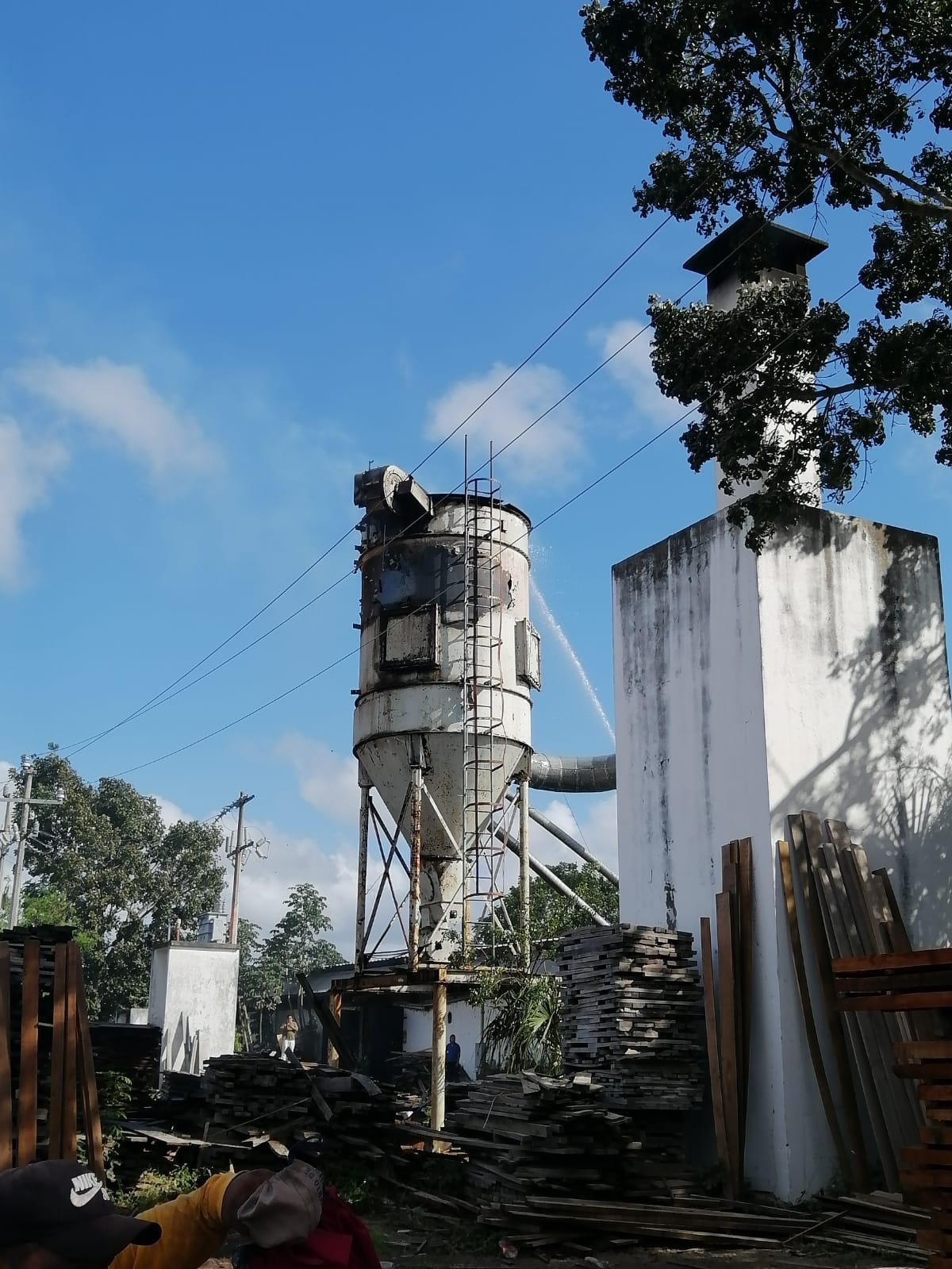 El humo que cubría el depósito de la maderera alertó a personal del Parque Industrial de Huay Pix El humo que cubría el depósito de la maderera alertó a personal del Parque Industrial de Huay Pix