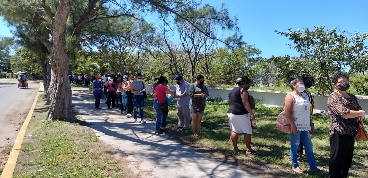 Desde muy temprano la población de 40 años en adelante rodeó las inmediaciones del Domo del Mar en Ciudad del Carmen Desde muy temprano la población de 40 años en adelante rodeó las inmediaciones del Domo del Mar en Ciudad del Carmen