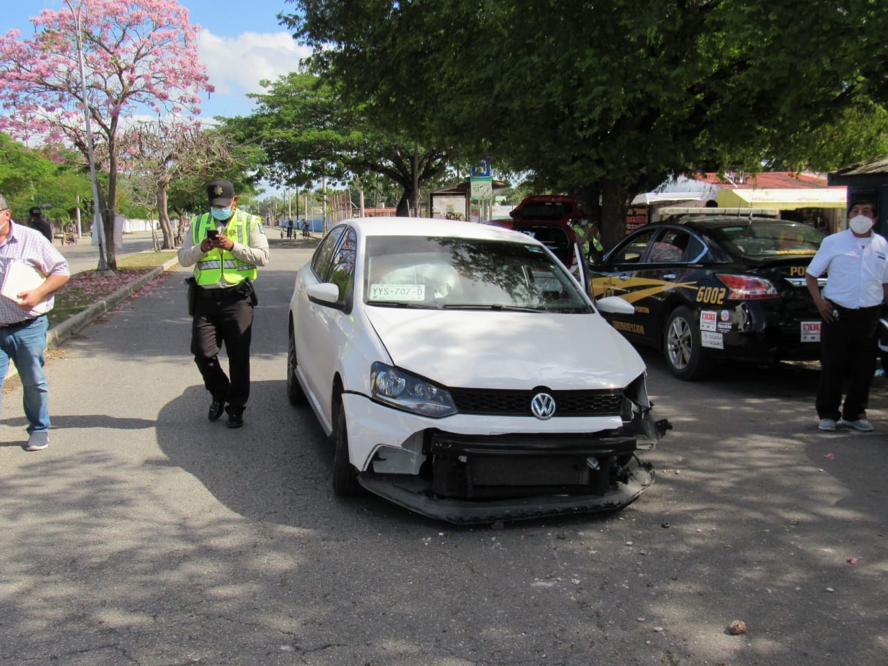 El auto impactó puesto de periódicos de la señora y un poste de alumbrado de la Circuito Colonias El auto impactó puesto de periódicos de la señora y un poste de alumbrado de la Circuito Colonias