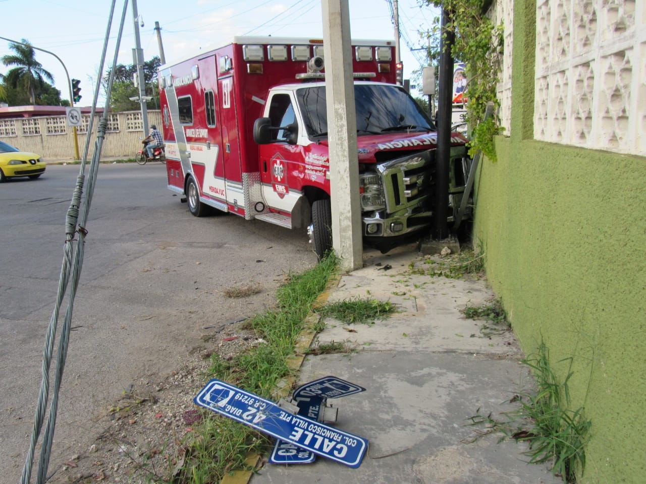 La ambulancia terminó estrellada contra un poste La ambulancia terminó estrellada contra un poste