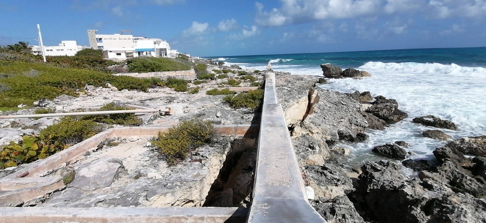El Ayuntamiento de Isla Mujeres no ha presentado planes sobre el rescate de los acantilados, que cada año, se van perdiendo El Ayuntamiento de Isla Mujeres no ha presentado planes sobre el rescate de los acantilados, que cada año, se van perdiendo