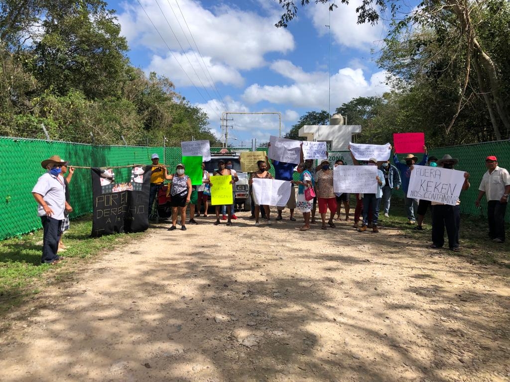 Los pobladores exigieron con pancartas, que se cierra la granja porcícola Los pobladores exigieron con pancartas, que se cierra la granja porcícola