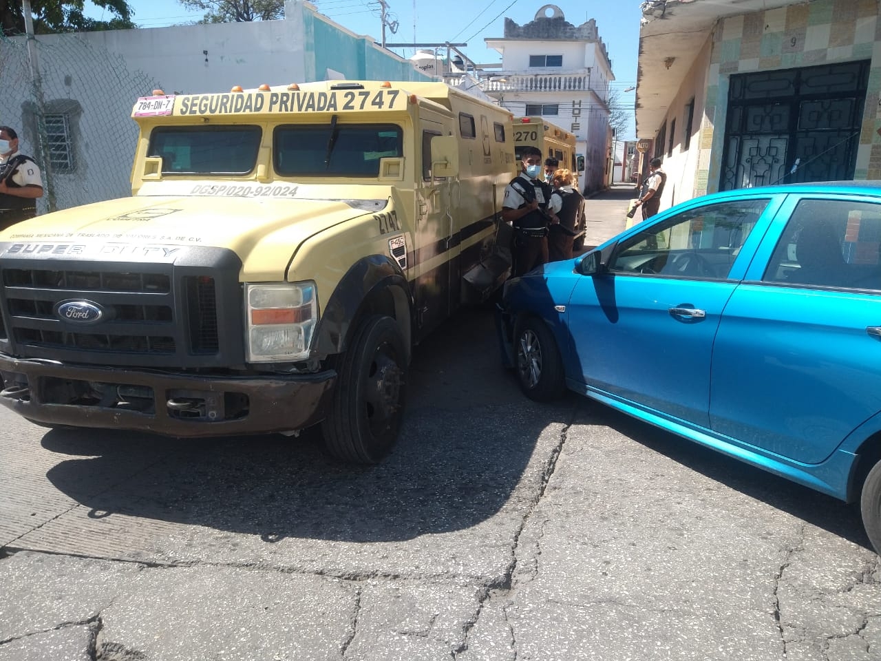 El auto impactó contra el costado derecho del camión blindado en la colonia Guanal de Ciudad del Carmen