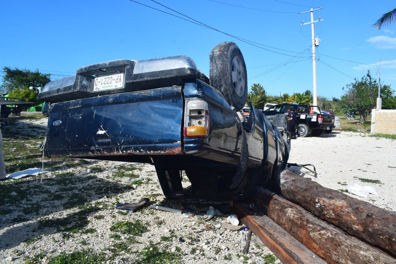 La camioneta terminó volteada y con el conductor hoospitalizado La camioneta terminó volteada y con el conductor hoospitalizado