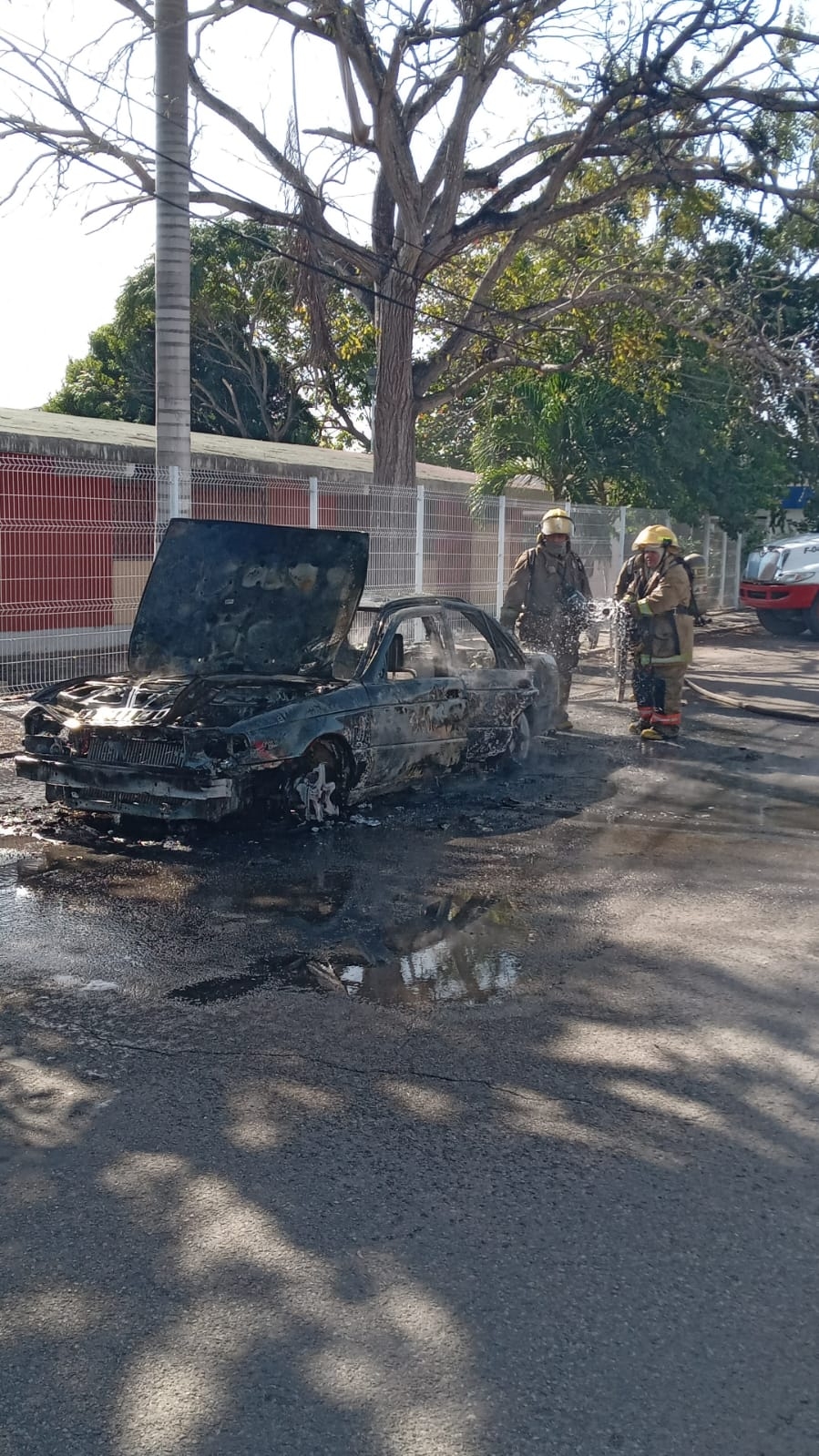 Los elementos del Cuerpo de Bomberos buscan determinar si el incendio fue provocado o se trató de un cortocircuito