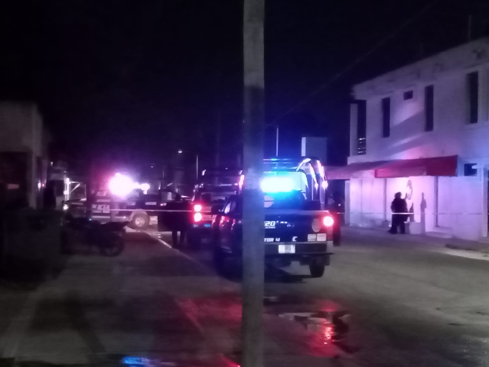 Servicios Periciales de la FGE Quintana Roo realizó el levantamiento de casquillos y del cuerpo tras el asesinato en Cancún Servicios Periciales de la FGE Quintana Roo realizó el levantamiento de casquillos y del cuerpo tras el asesinato en Cancún