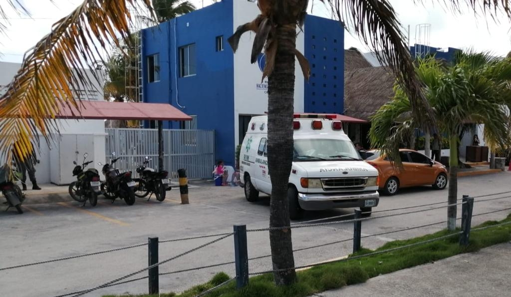 Una ambulancia llegó a la Marina Hacienda del Mar en Puerto Juárez, de Cancún, sólo para confirmar la muerte de la persona Una ambulancia llegó a la Marina Hacienda del Mar en Puerto Juárez, de Cancún, sólo para confirmar la muerte de la persona