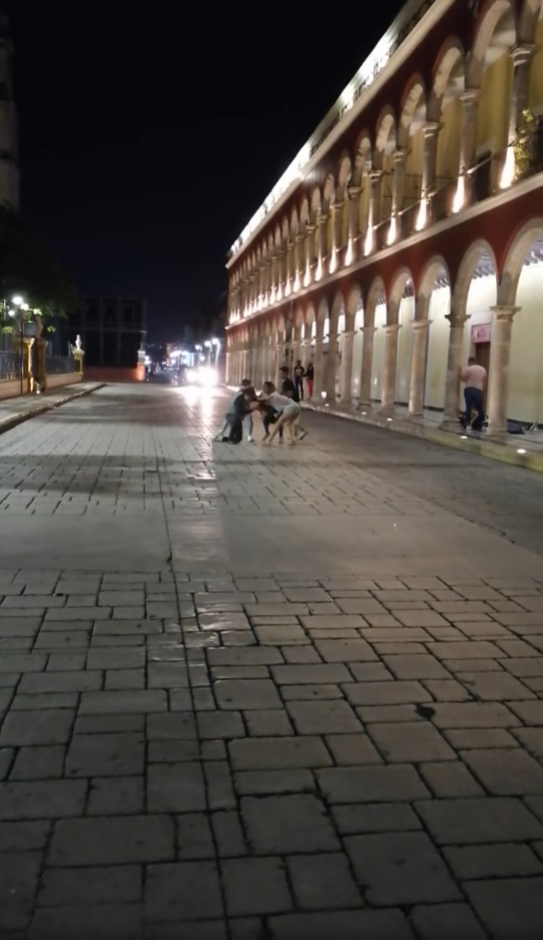 Jóvenes causan escándalo en pleno Centro Histórico de Campeche: VIDEO