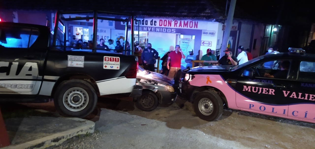 El conductor del Chevy fue cercado por varias patrullas El conductor del Chevy fue cercado por varias patrullas