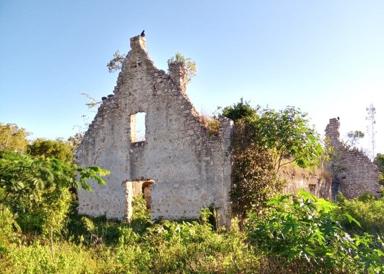 En torno a las ruinas de la iglesia y los cerros, no cesan las historias sobre tesoros encontrados hace 50 años, eventos que nadie ha podido comprobar