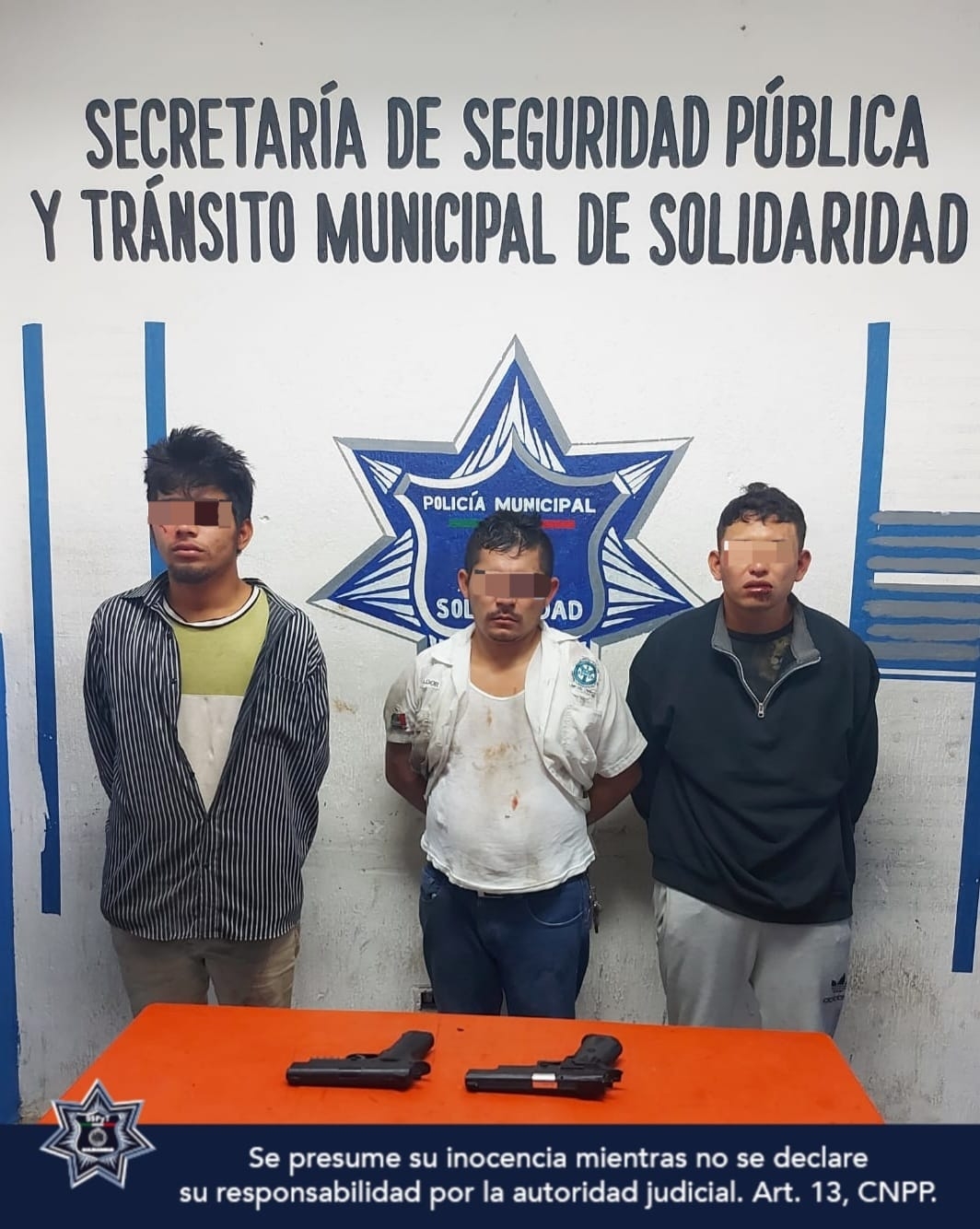 Los hombres circulaban con armas de fuego dentro de un taxi en Playa del Carmen, y se les encontró celulares y dinero