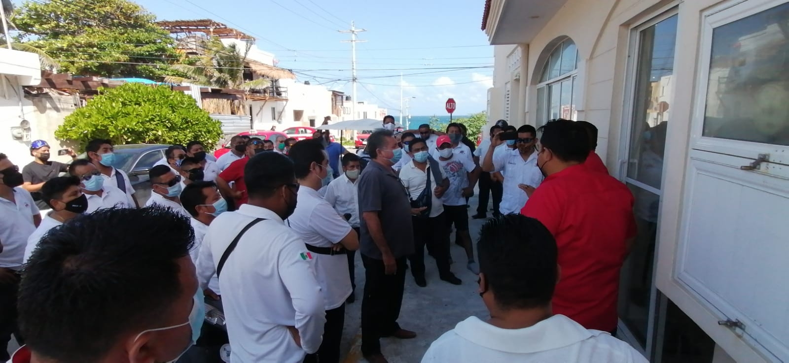 Los taxistas reclamaron al Imoveqroo en Isla Mujeres el imponer sanciones e incumplir los acuerdos sobre el número de pasajeros a transportar