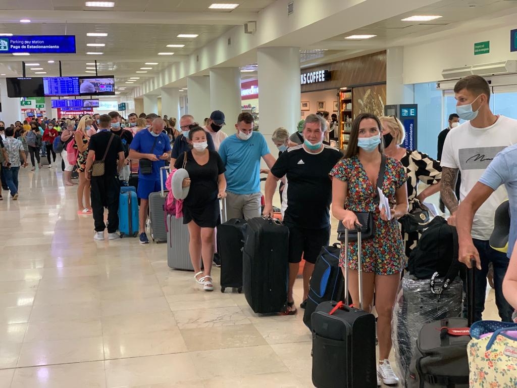 Los pasajeros esperaban indicaciones de las aerolíneas en la Terminal Dos del aeropuerto de Cancún