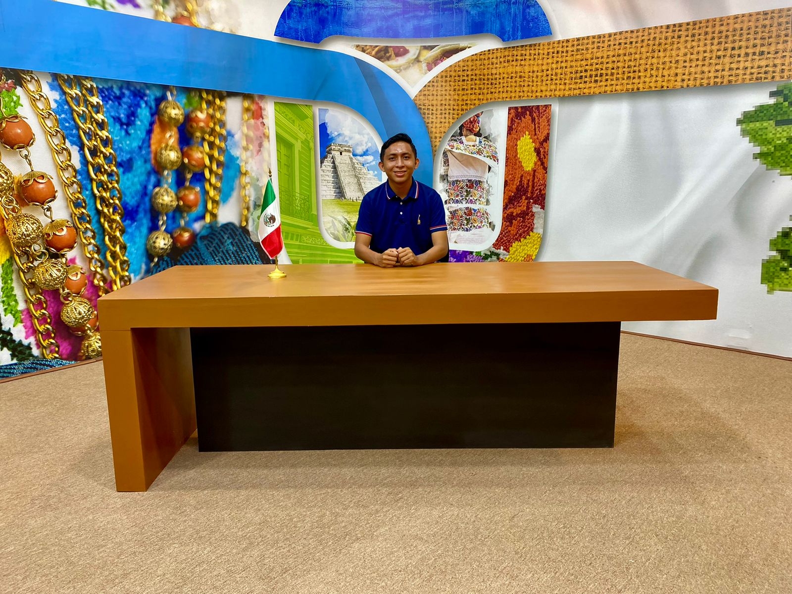 Actualmente estudia para ser maestro de primaria e interprete de la lengua maya