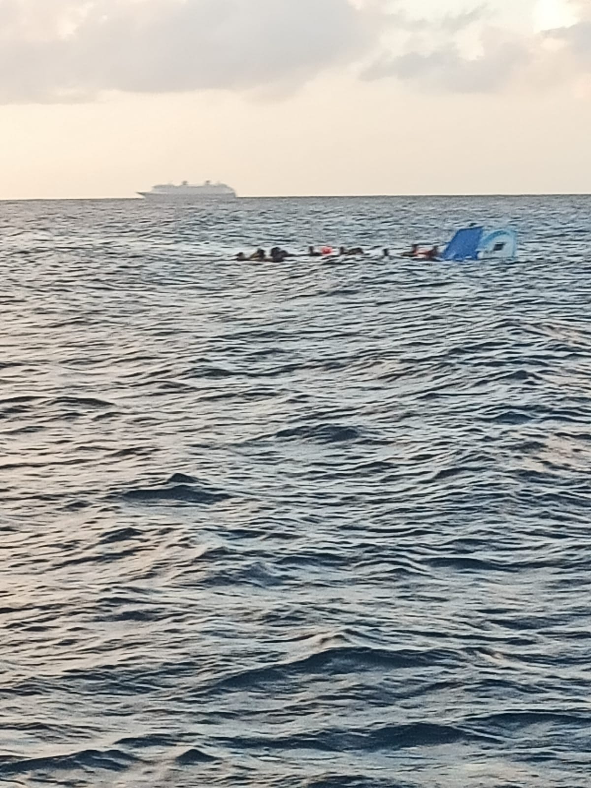Embarcación se hunde cerca de Cozumel con 14 pasajeros: VIDEO