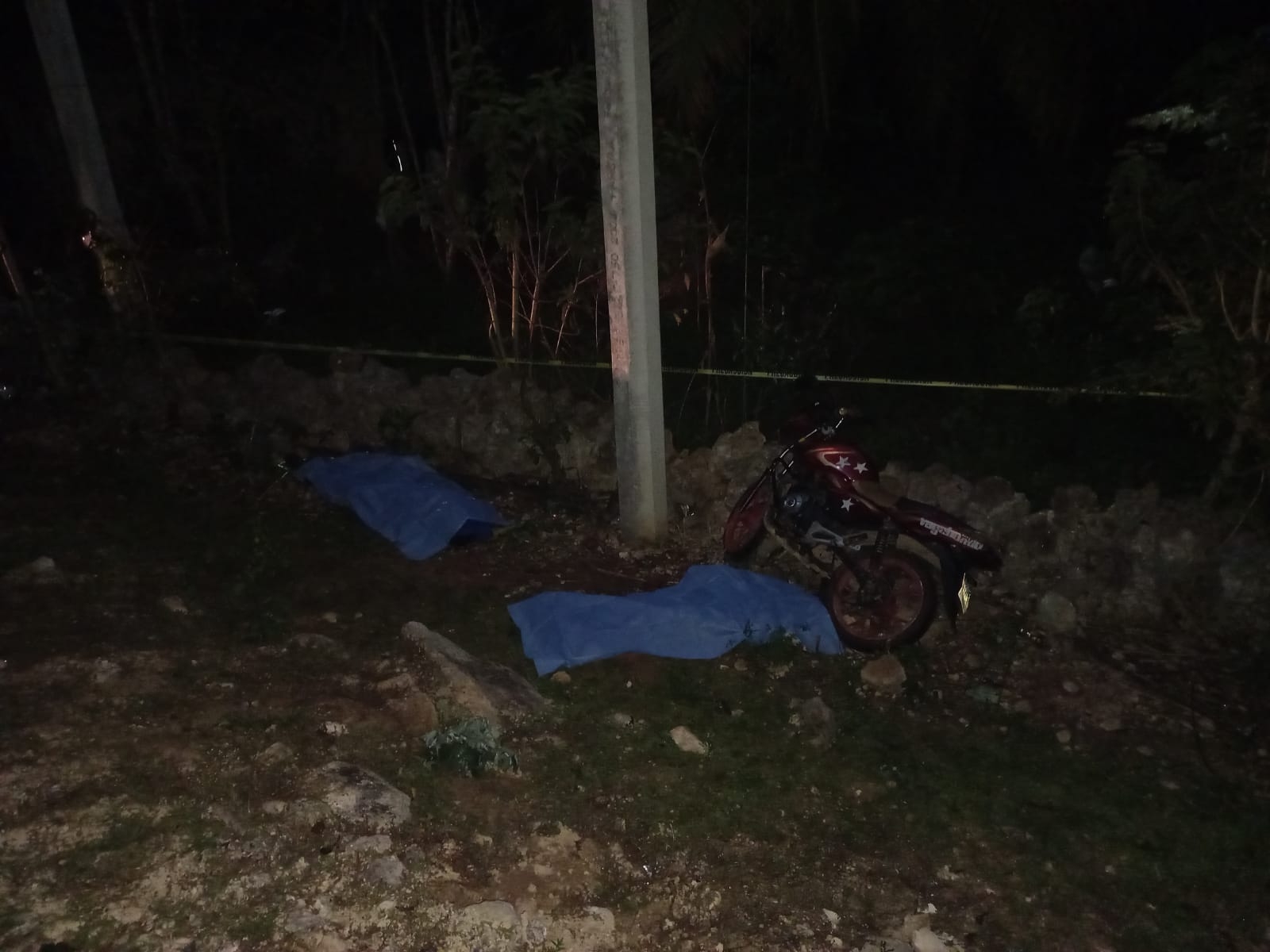 El conductor perdió el control de la moto y los tres pasajeros cayeron un una hondonada