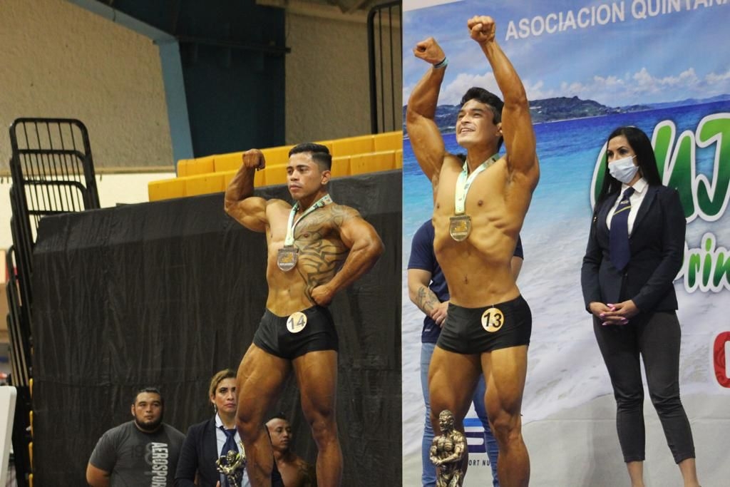 El chetumaleño Luis Erluin Frías Lizarraga se llevó el trofeo de campeón de la modalidad Men’s Physique Novatos y el playense José Alberto López Álvarez se tuvo que conformar con el segundo sitio El chetumaleño Luis Erluin Frías Lizarraga se llevó el trofeo de campeón de la modalidad Men’s Physique Novatos y el playense José Alberto López Álvarez se tuvo que conformar con el segundo sitio