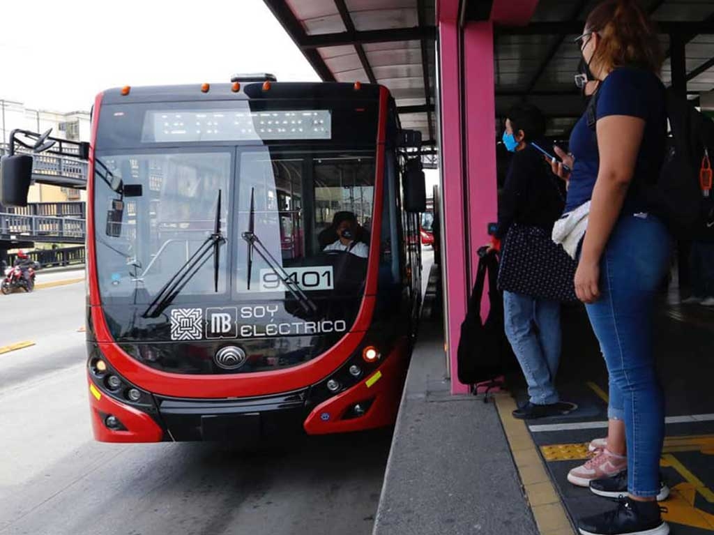Una unidad de Metrobús se impactó contra un auto la noche de este miércoles