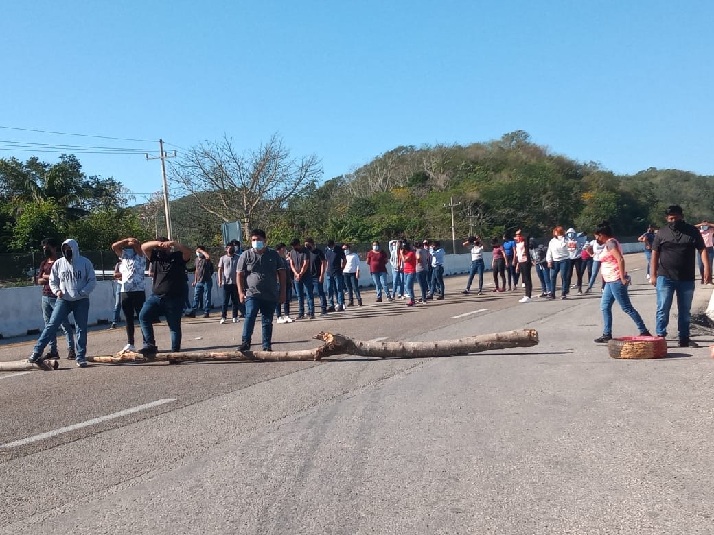 Alumnos realizaron un 'boteo' en la Mérida-Campeche Alumnos realizaron un 'boteo' en la Mérida-Campeche