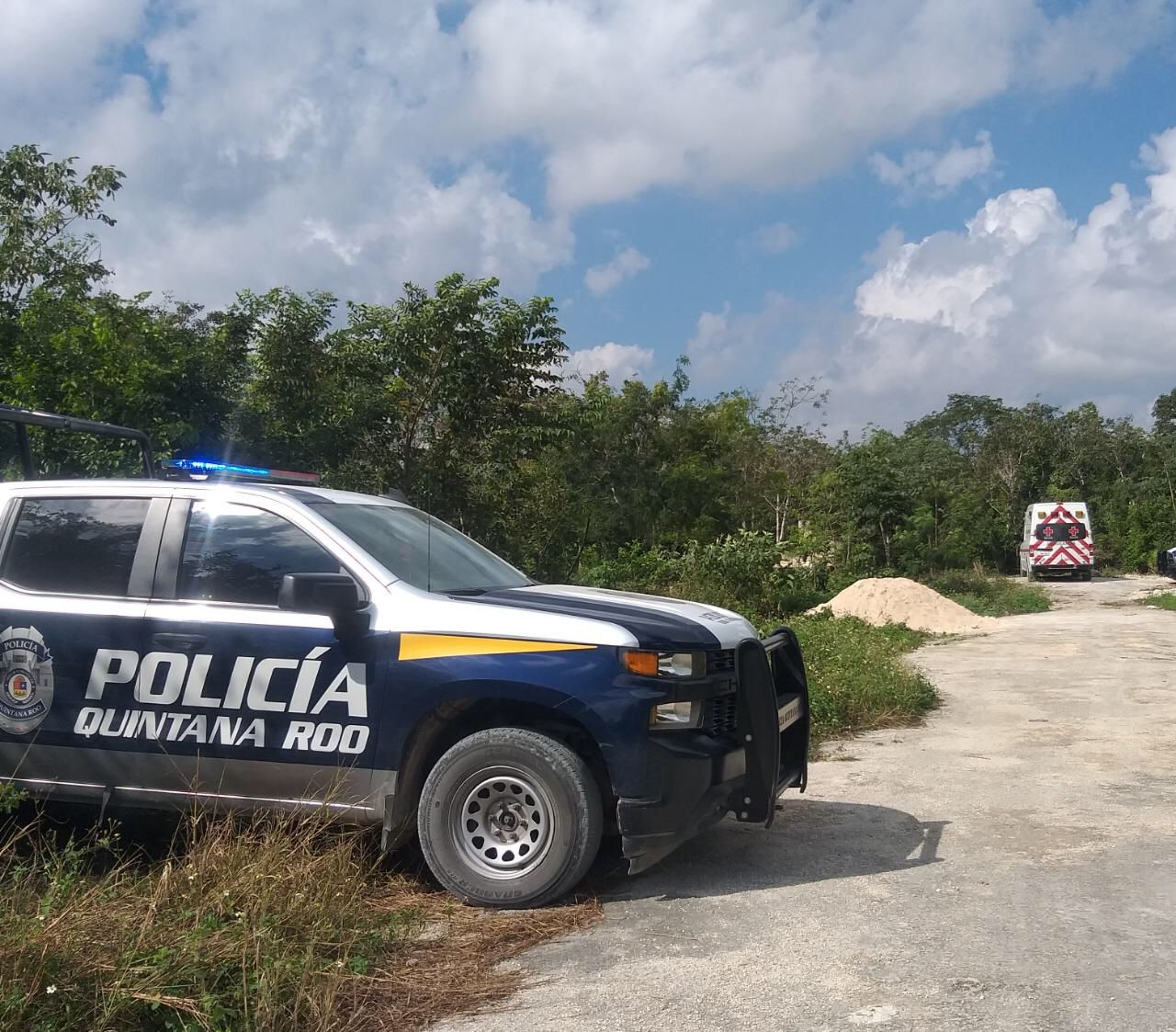 Una ambulancia con paramédicos llegó hasta la Colonia Santa Cecilia de Cancún para verificar el estado de salud del albañil Una ambulancia con paramédicos llegó hasta la Colonia Santa Cecilia de Cancún para verificar el estado de salud del albañil
