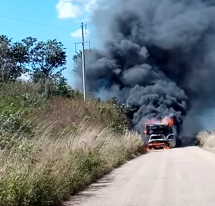 El incendio provocó que la vía fuera cerrada El incendio provocó que la vía fuera cerrada