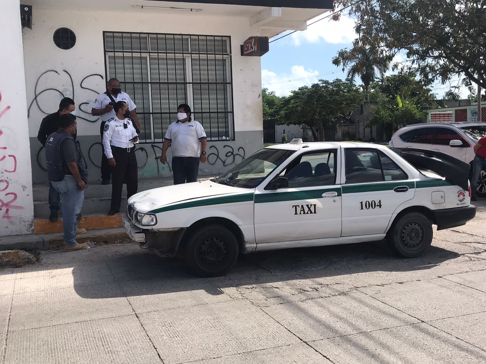 El taxista de Cancún permaneció en el lugar del accidente, sobre la Avenida Leona Vicario, mientras se resolvía la situación El taxista de Cancún permaneció en el lugar del accidente, sobre la Avenida Leona Vicario, mientras se resolvía la situación