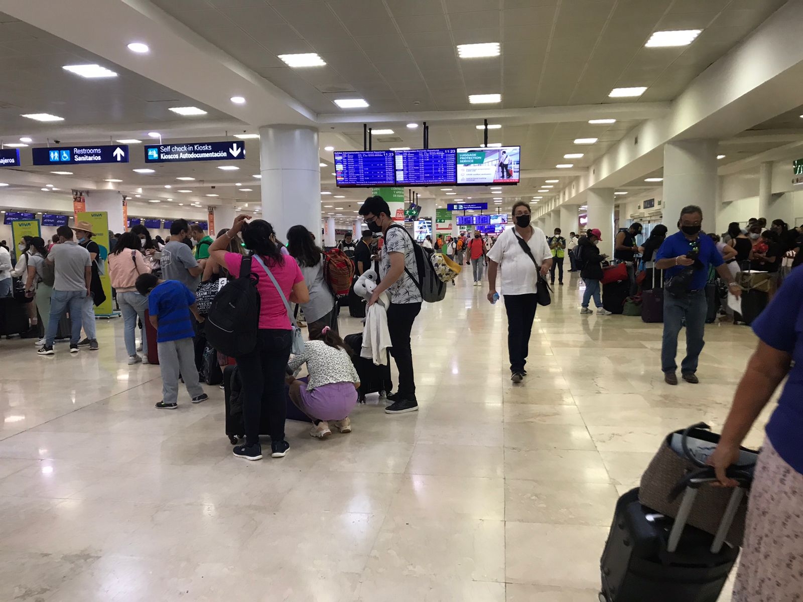 Los pasajeros que saldrían hacia Canadá deberán esperar las nuevas fechas de sus vuelos en Cancún