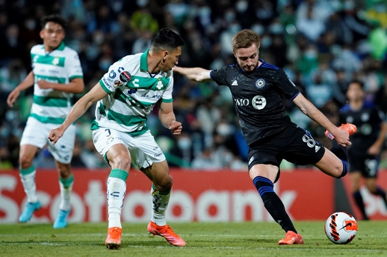 Ismael Govea del Santos Laguna disputa el balón con Djordje Mihailovic del CF Montréal. Foto: EFE Ismael Govea del Santos Laguna disputa el balón con Djordje Mihailovic del CF Montréal. Foto: EFE