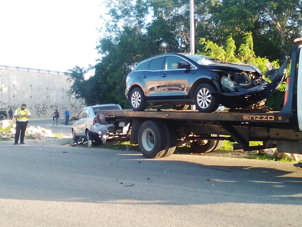 Las unidades involucradas en el choque en la Avenida Colosio de Playa del Carmen fueron retirados con grúas Las unidades involucradas en el choque en la Avenida Colosio de Playa del Carmen fueron retirados con grúas