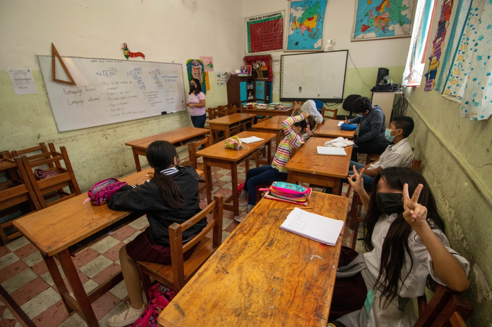 La directora del plantel lamenta que en redes sociales se diga que los maestros no trabajan