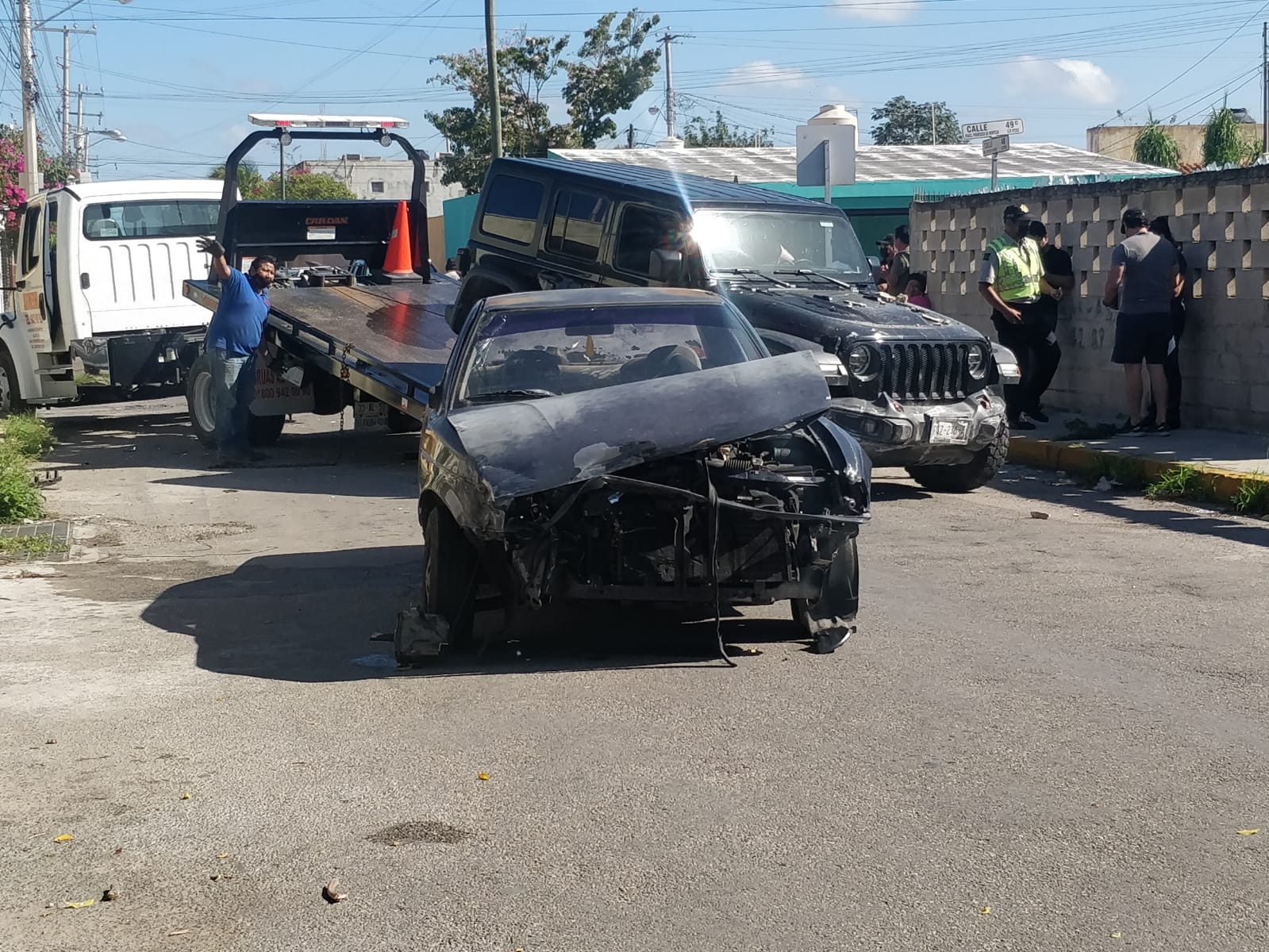 El Tsuru quedó atravesado a media calle y el Jeep con el frente dentro del predio, por lo que fue necesario que la policía cerrará la calle a la circulación vehicular.