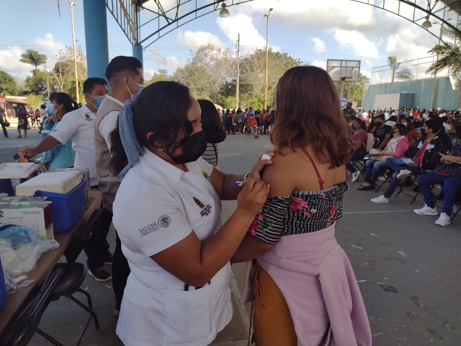 La vacuna Pfizer es la única se aplica en menores de 18 años en México, y los adolescentes de Carrillo Puerto acudieron por su segunda dosis La vacuna Pfizer es la única se aplica en menores de 18 años en México, y los adolescentes de Carrillo Puerto acudieron por su segunda dosis