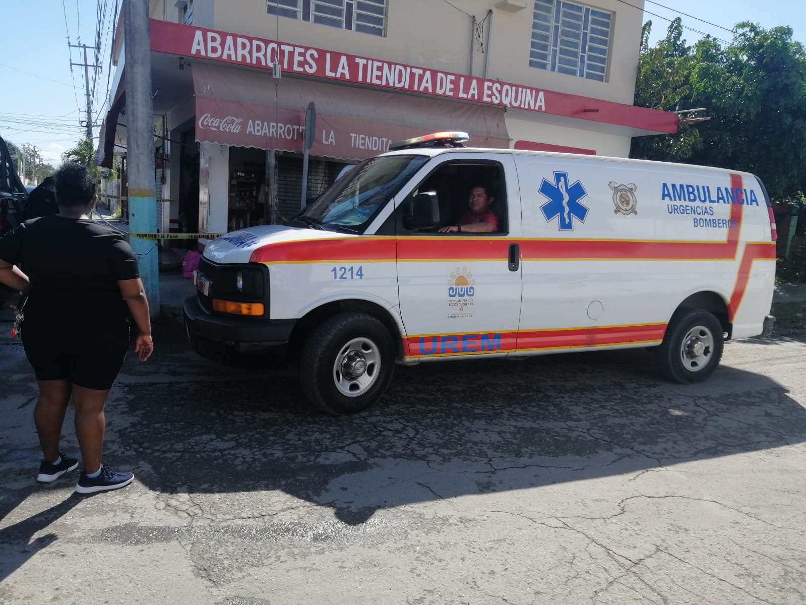 Policías acordonaron los alrededores de la tienda de abarrotes en Chetumal para que el Semefo hiciera el levantamiento del cadáver